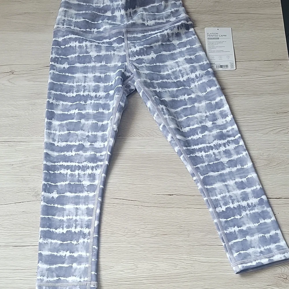 Athleta Gray and White Capris with Stretchy Fabric and Unique Pattern - Picture 1 of 5